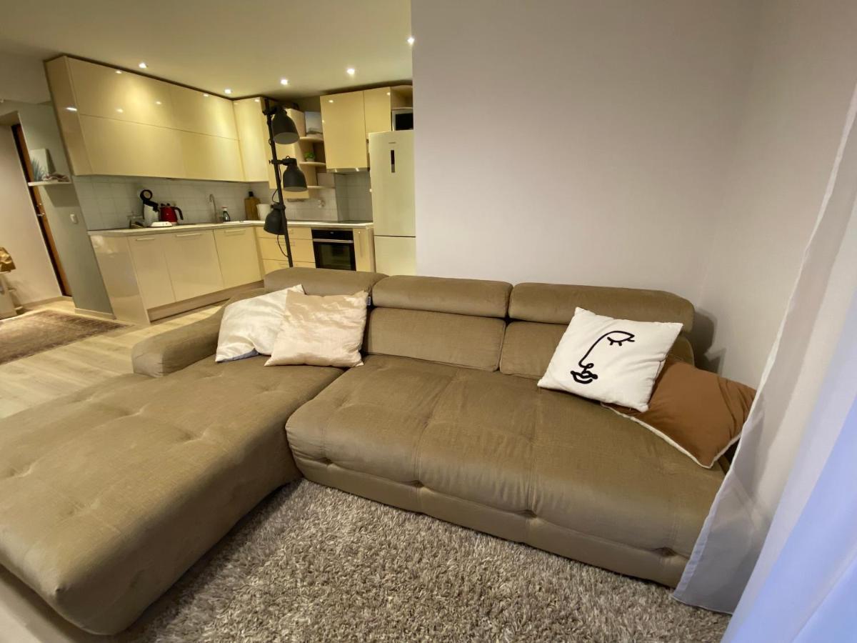 Sunny Apartment, 5min To The Sea. Parking. Self Check In. Dzīvoklis
