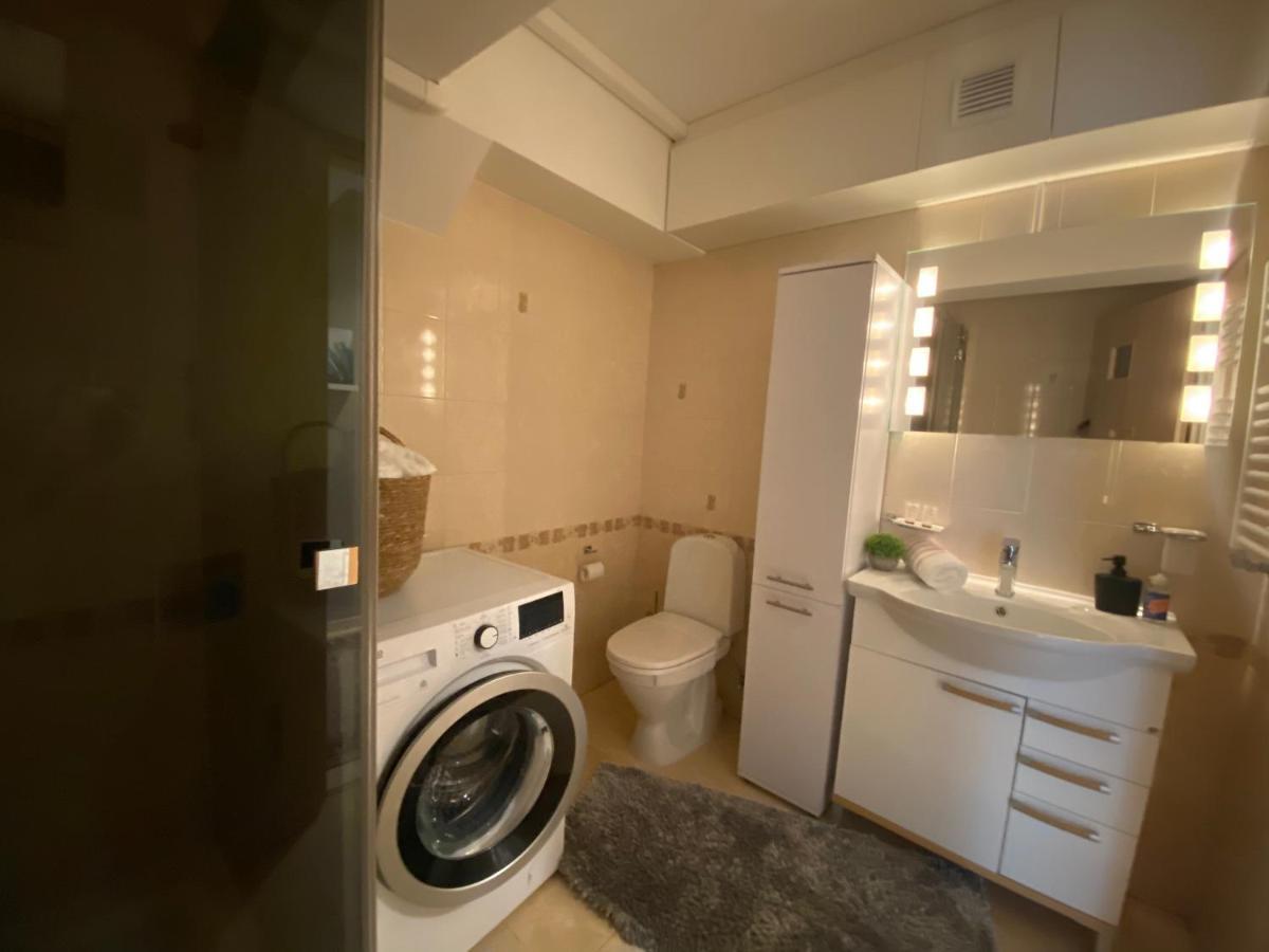 Sunny Apartment, 5min To The Sea. Parking. Self Check In. Dzīvoklis *